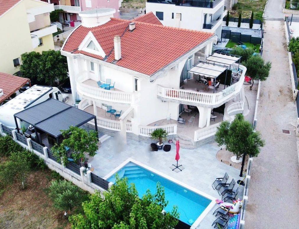 621077 - Villa in Vodice