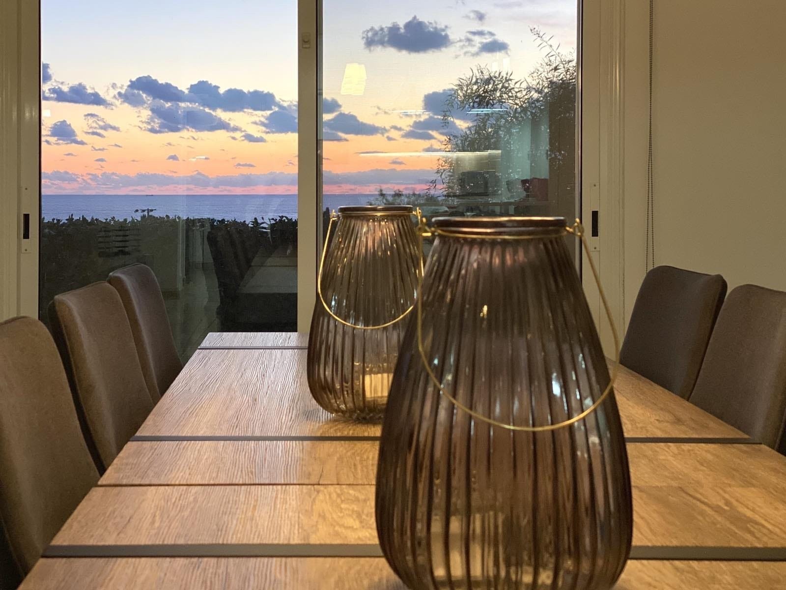 Resale This 5 bedroom villa is located in lower Chloraka -Pafos.The entrance, dining room, 2 living rooms, kitchen, 2 bathrooms, kitchennete, & 1...