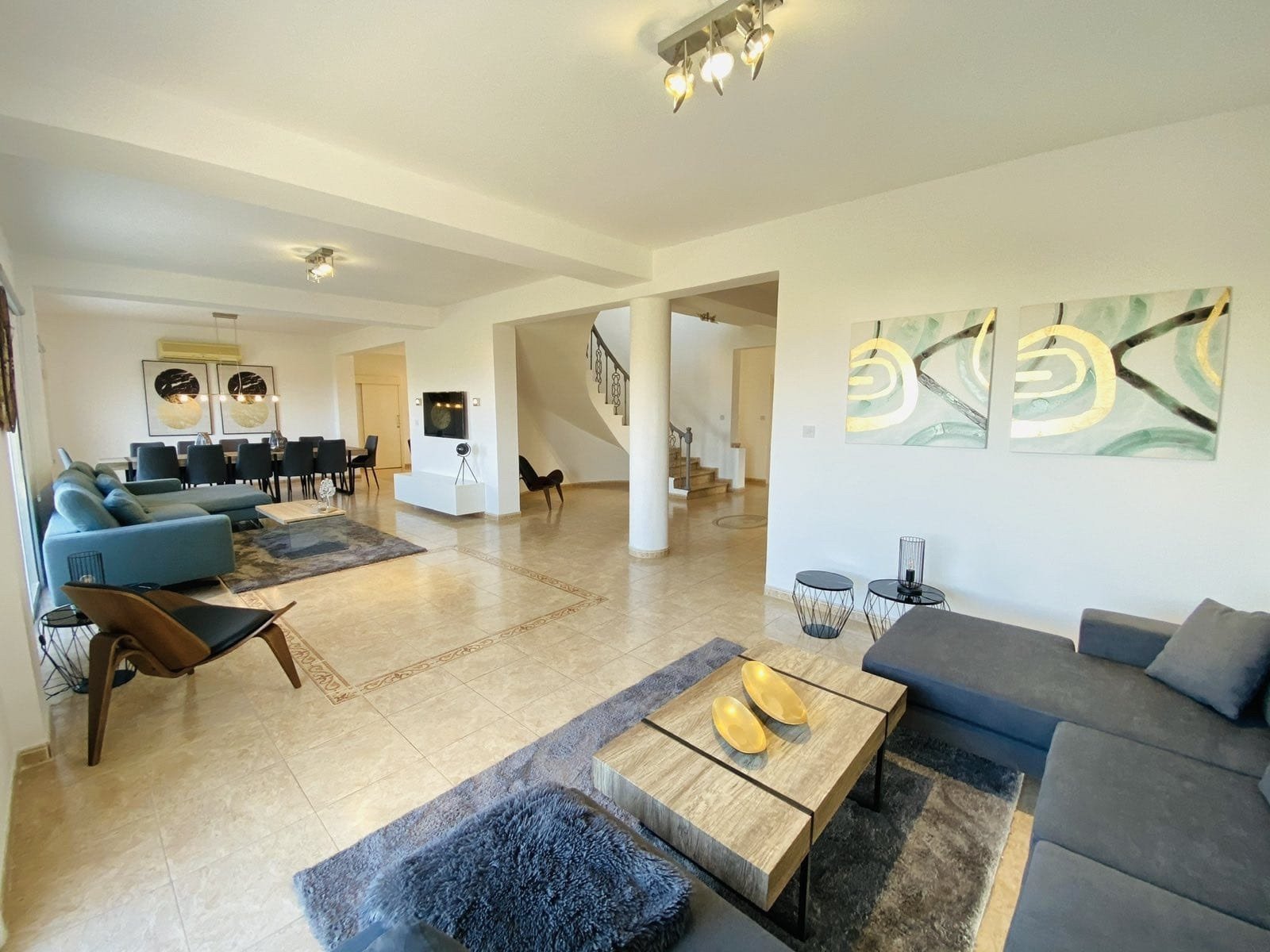 Resale This 5 bedroom villa is located in lower Chloraka -Pafos.The entrance, dining room, 2 living rooms, kitchen, 2 bathrooms, kitchennete, & 1...