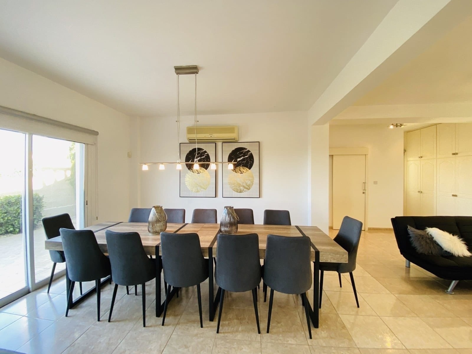 Resale This 5 bedroom villa is located in lower Chloraka -Pafos.The entrance, dining room, 2 living rooms, kitchen, 2 bathrooms, kitchennete, & 1...
