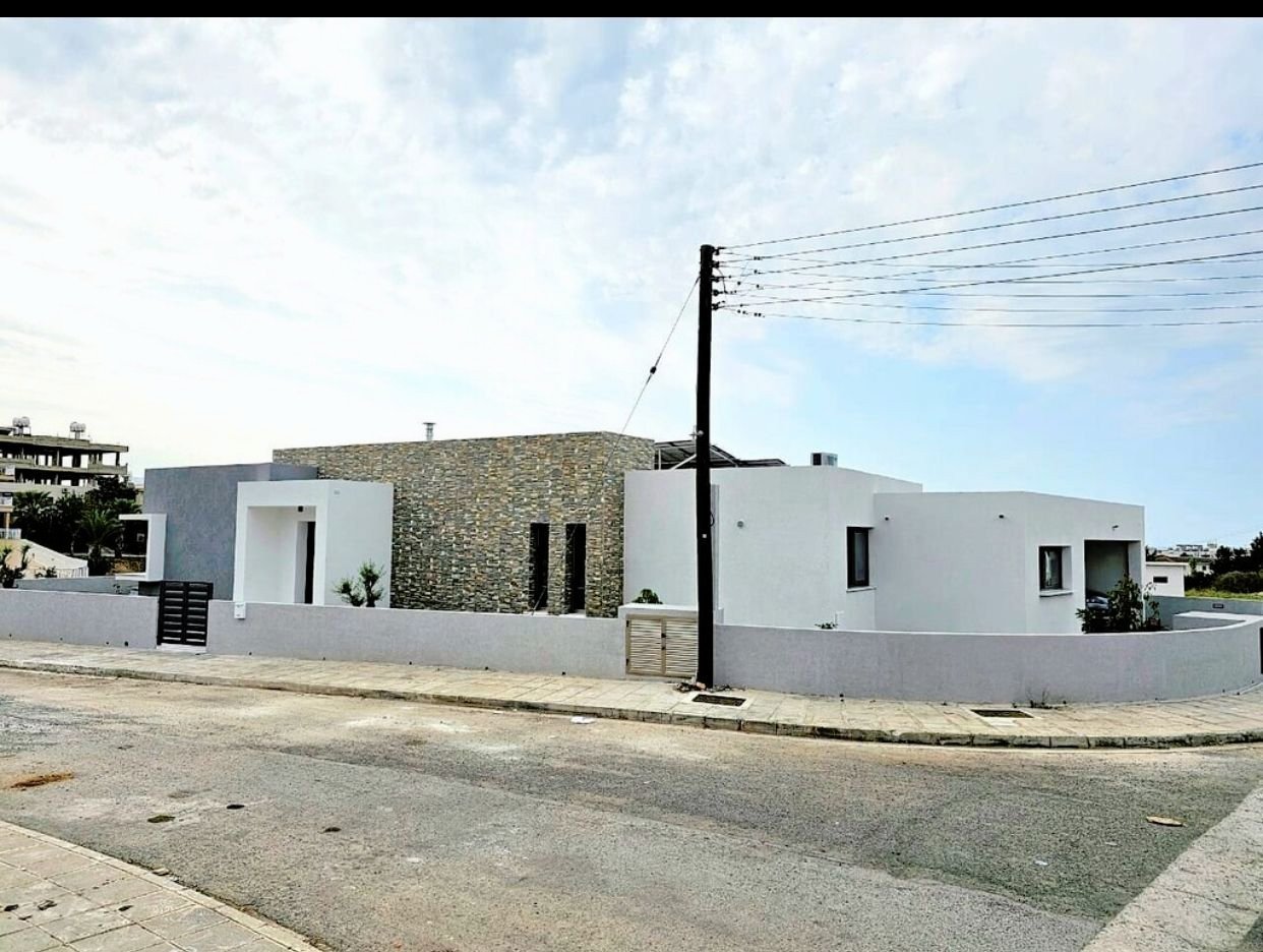 For Sale | No VAT | Year of Build: 2023Discover this high-quality, modern new-build bungalow located in the highly desirable Emba Petridia area of ...