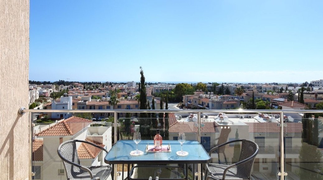 For sale: This spacious penthouse apartment offers 89 m² of comfortable living space and is ideally located in the desirable area of Kato Paphos - Uni