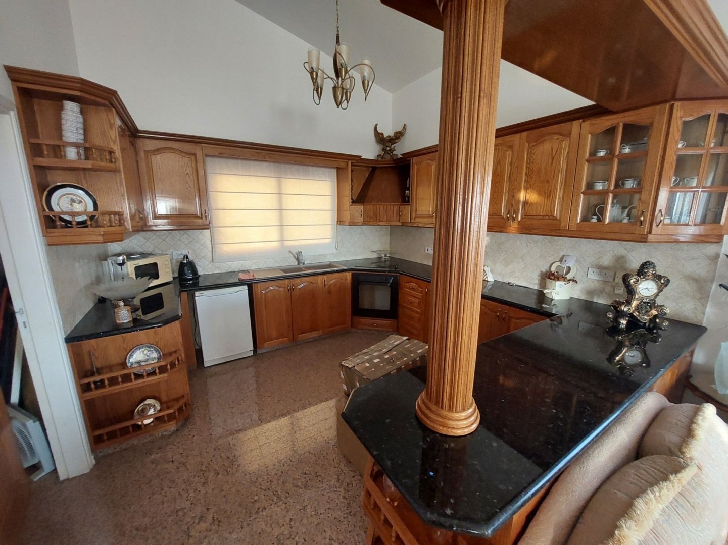 4 Bedrooms Detached Villa in Tala based on a big plot of Land with 90% building density and possibility to build another property. Apartment on a B...