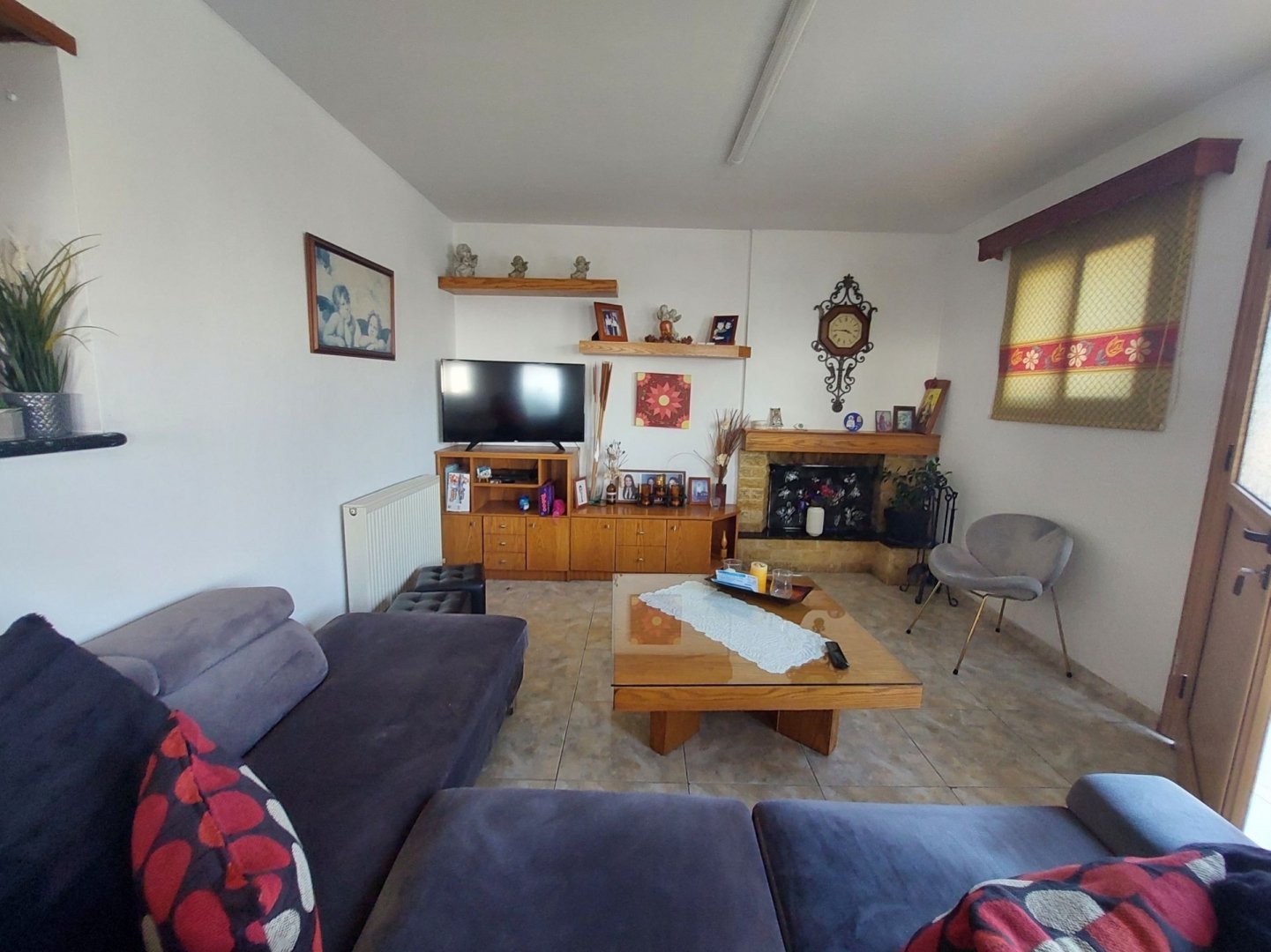 4 Bedrooms Detached Villa in Tala based on a big plot of Land with 90% building density and possibility to build another property. Apartment on a B...