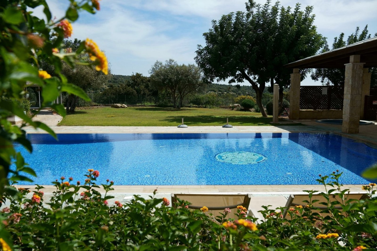 APHRODITE HILLSThis amazing property features a spectacular 6 x 10 meter heated pool with Roman steps and an additional outdoor jacuzzi tub. All fi...