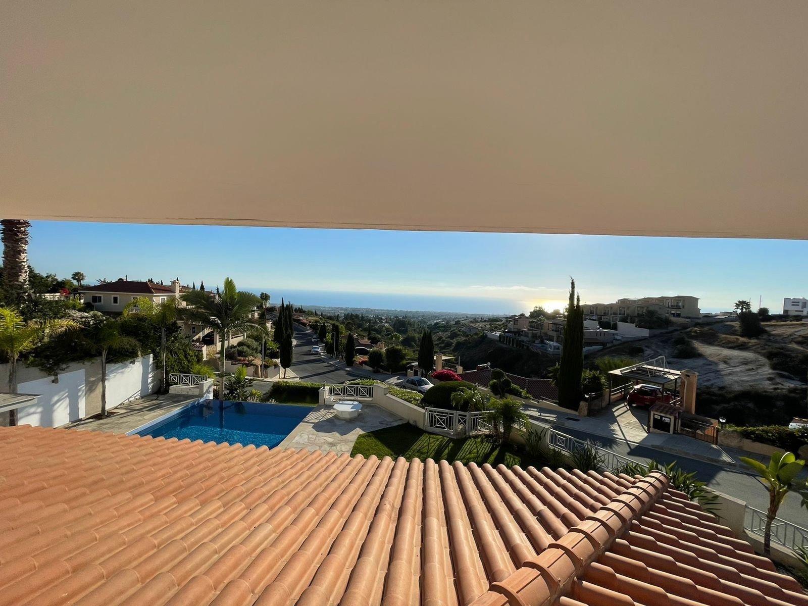 Beatifull villa in Tala offering panoramic sea views
Five bedrooms on suite
Underfloor heating
Heating panels at the walls
Fully equipped kitchen...