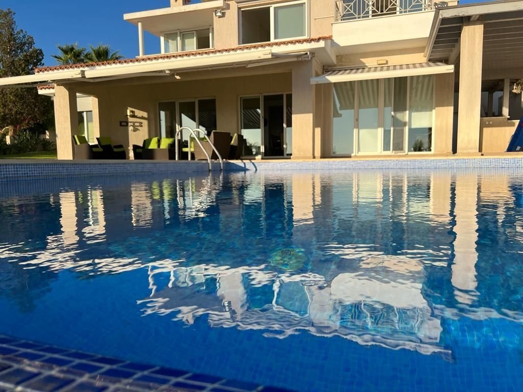 Beatifull villa in Tala offering panoramic sea views
Five bedrooms on suite
Underfloor heating
Heating panels at the walls
Fully equipped kitchen...