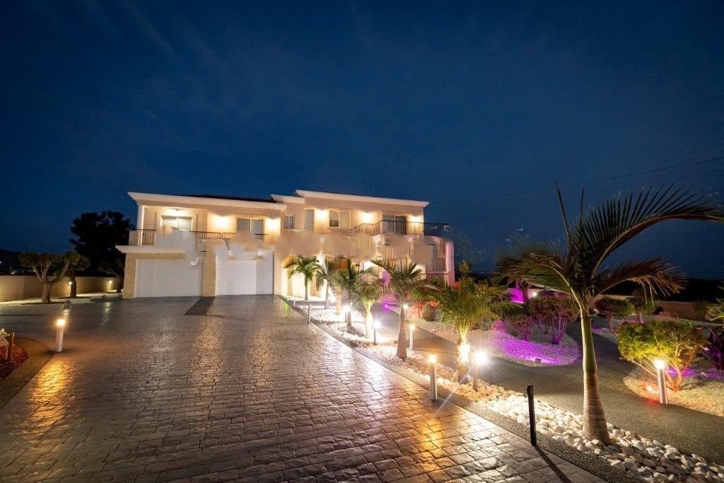 An extremely beautiful four-bedroom, four-bathroom superb detached villa located in the renowned area of Anarita Village.It is set in an excellent ... An extremely beautiful four-bedroom, four-bathroom superb detached villa located in the renowned area of Anarita Village.It is set in an excellent ...