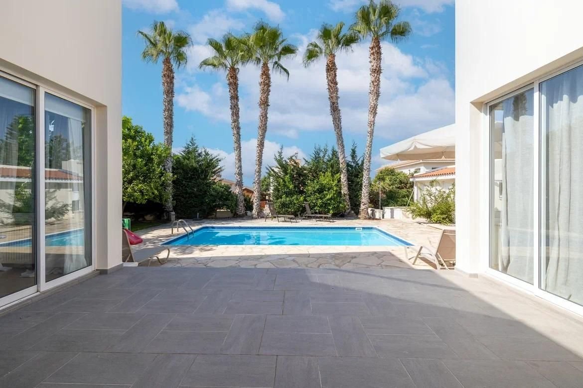 Villa in Paphos, Coral Bay, only 100m from the beach. The House is Leasehold but as of 2018, the owner can buy the freehold.This Bungalow it is jus...