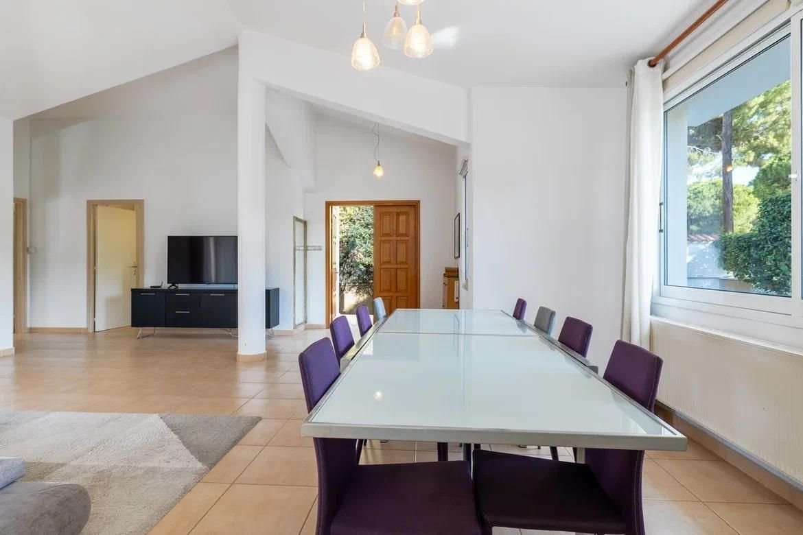 Villa in Paphos, Coral Bay, only 100m from the beach. The House is Leasehold but as of 2018, the owner can buy the freehold.This Bungalow it is jus...