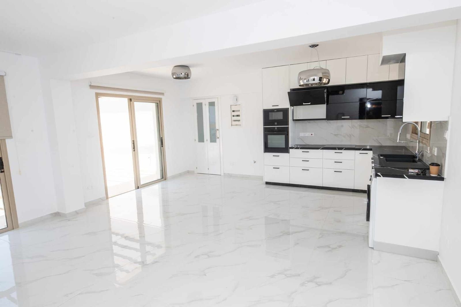 For sale: Modern top-floor apartment offering 82 m² of comfortable living space. This resale apartment was originally built in 2008 and tastefully ...