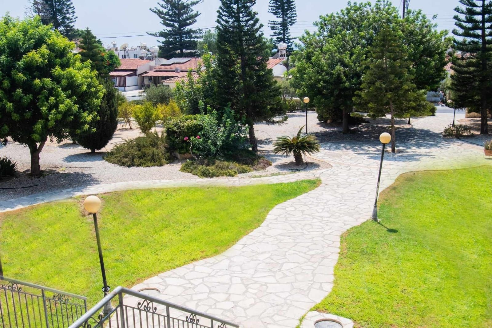 For sale: Modern top-floor apartment offering 82 m² of comfortable living space. This resale apartment was originally built in 2008 and tastefully ...
