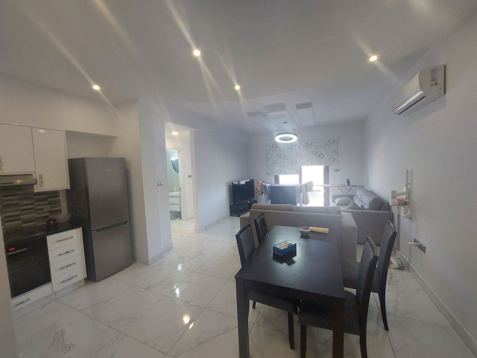 For sale: Modern ground-floor apartment in the popular Kato Paphos - Tomb of the Kings area. This resale property offers 78 m² of comfortable inter...