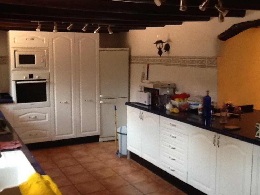 Kitchen with country style: Spacious layout and high-quality built-in appliances guarantee top-level cooking comfort! Kitchen with country style: Spacious layout and high-quality built-in appliances guarantee top-level cooking comfort!