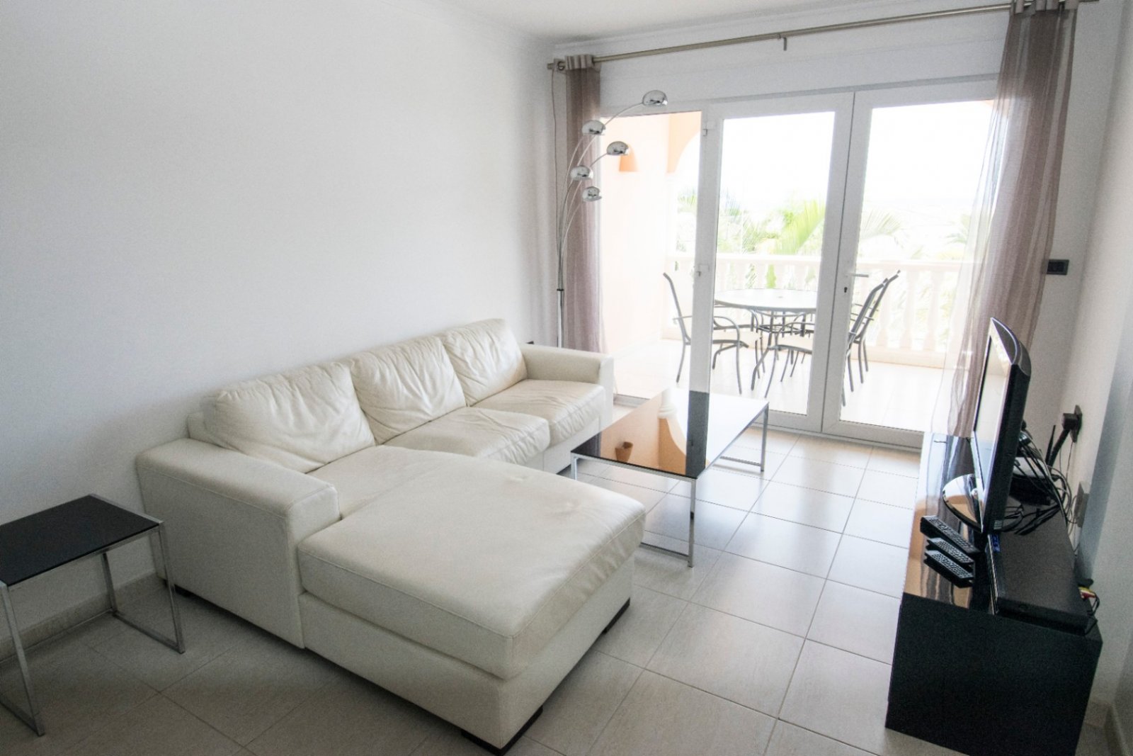 Bright living room with balcony access - Modern oasis with spacious glazing and elegant room layout Bright living room with balcony access - Modern oasis with spacious glazing and elegant room layout