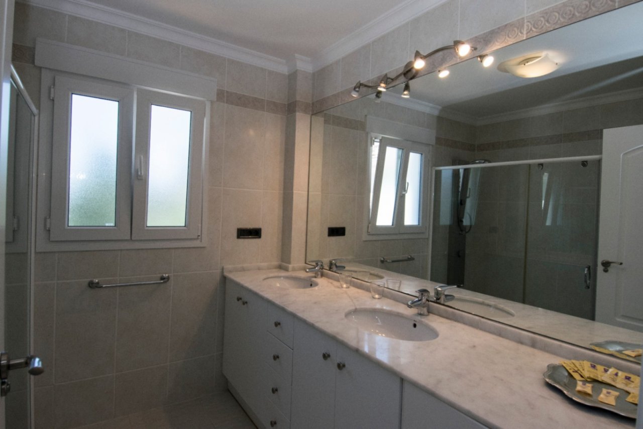 Luxurious bathroom with double sinks and a spacious mirror area - comfort at the highest level! Luxurious bathroom with double sinks and a spacious mirror area - comfort at the highest level!