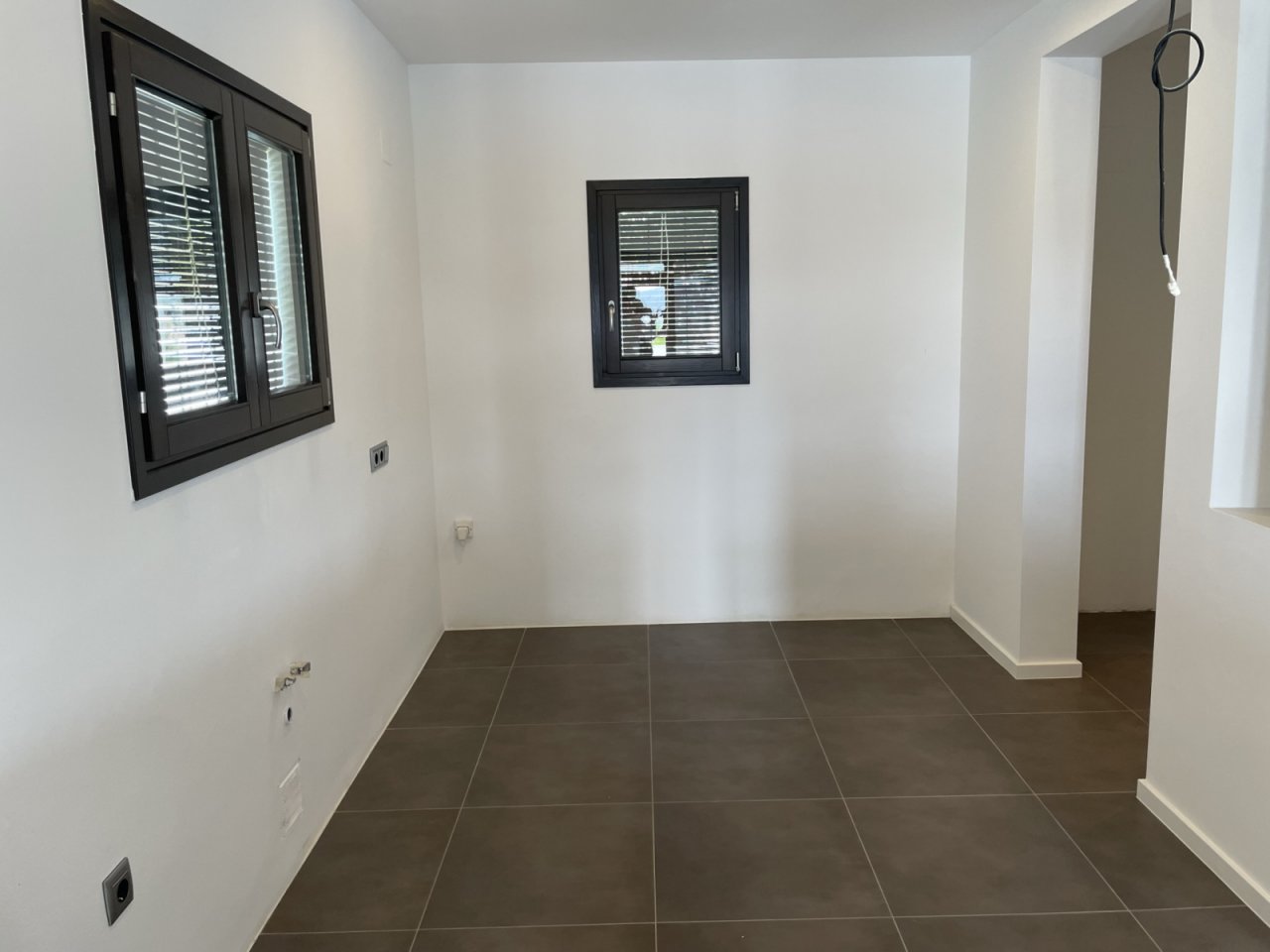 Brightly lit multifunctional room with high-quality window elements and elegant flooring – your potential awaits! Brightly lit multifunctional room with high-quality window elements and elegant flooring – your potential awaits!
