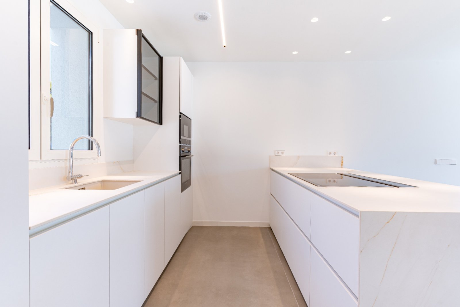 Modern kitchen unit with intelligent layout – efficiency and design perfectly combined! Modern kitchen unit with intelligent layout – efficiency and design perfectly combined!