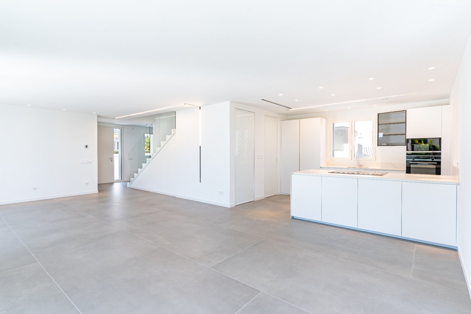 Brightly lit space marvel: Open kitchen with smart layout and seamless transition between cooking, living, and working Brightly lit space marvel: Open kitchen with smart layout and seamless transition between cooking, living, and working