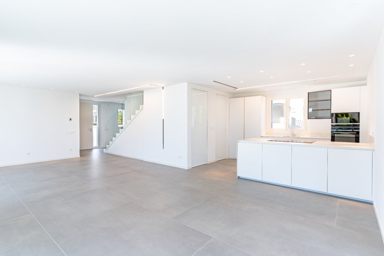Brightly lit space marvel: Open kitchen with smart layout and seamless transition between cooking, living, and working Brightly lit space marvel: Open kitchen with smart layout and seamless transition between cooking, living, and working