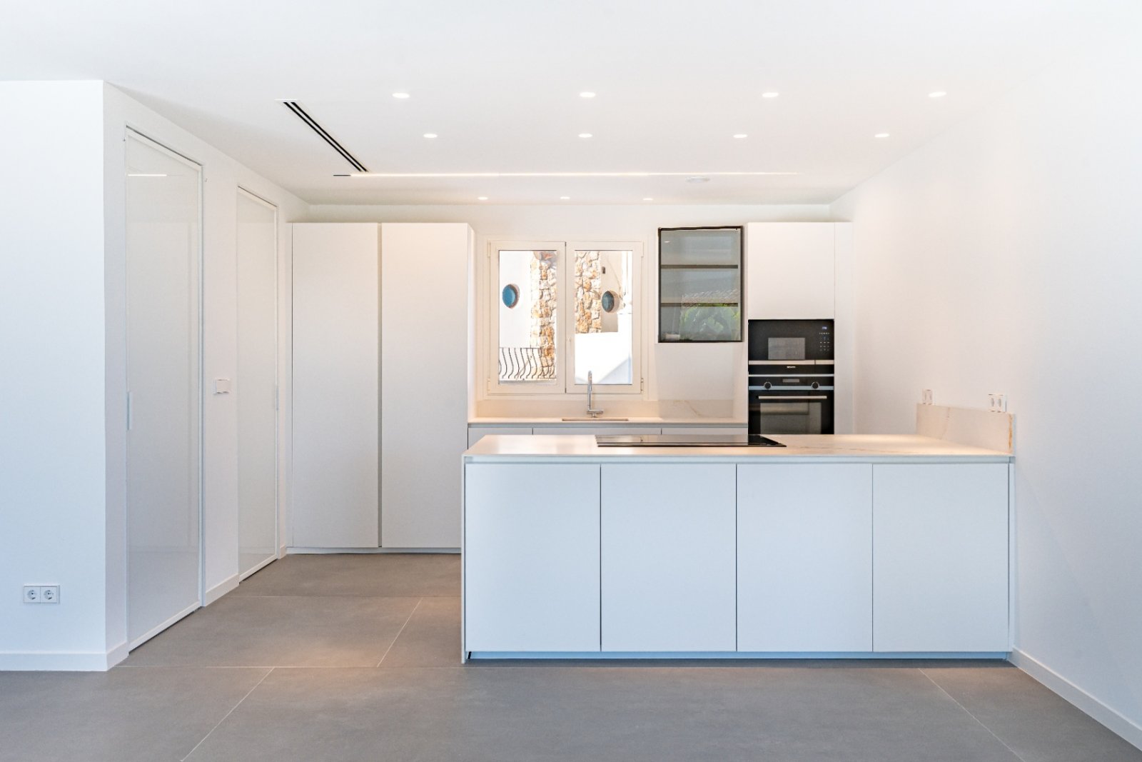 Modern fitted kitchen with intelligent space utilization and high-quality built-in appliances Modern fitted kitchen with intelligent space utilization and high-quality built-in appliances
