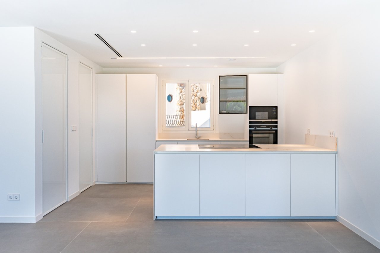 Modern fitted kitchen with intelligent space utilization and high-quality built-in appliances Modern fitted kitchen with intelligent space utilization and high-quality built-in appliances