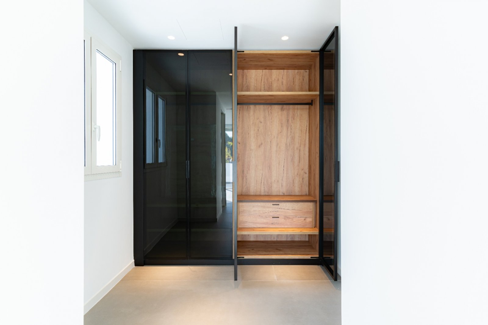 Designer bathroom with glass front: modern built-in wardrobe solution in wood and black Designer bathroom with glass front: modern built-in wardrobe solution in wood and black
