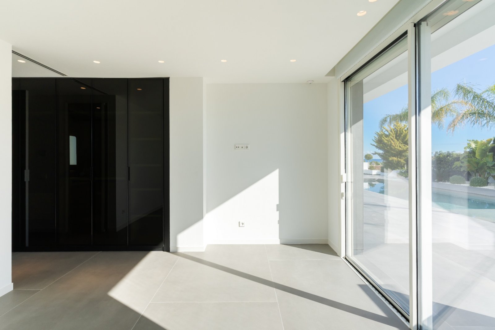 Bright living area with floor-to-ceiling panoramic windows and elegant design – your gateway to the pool landscape! Bright living area with floor-to-ceiling panoramic windows and elegant design – your gateway to the pool landscape!