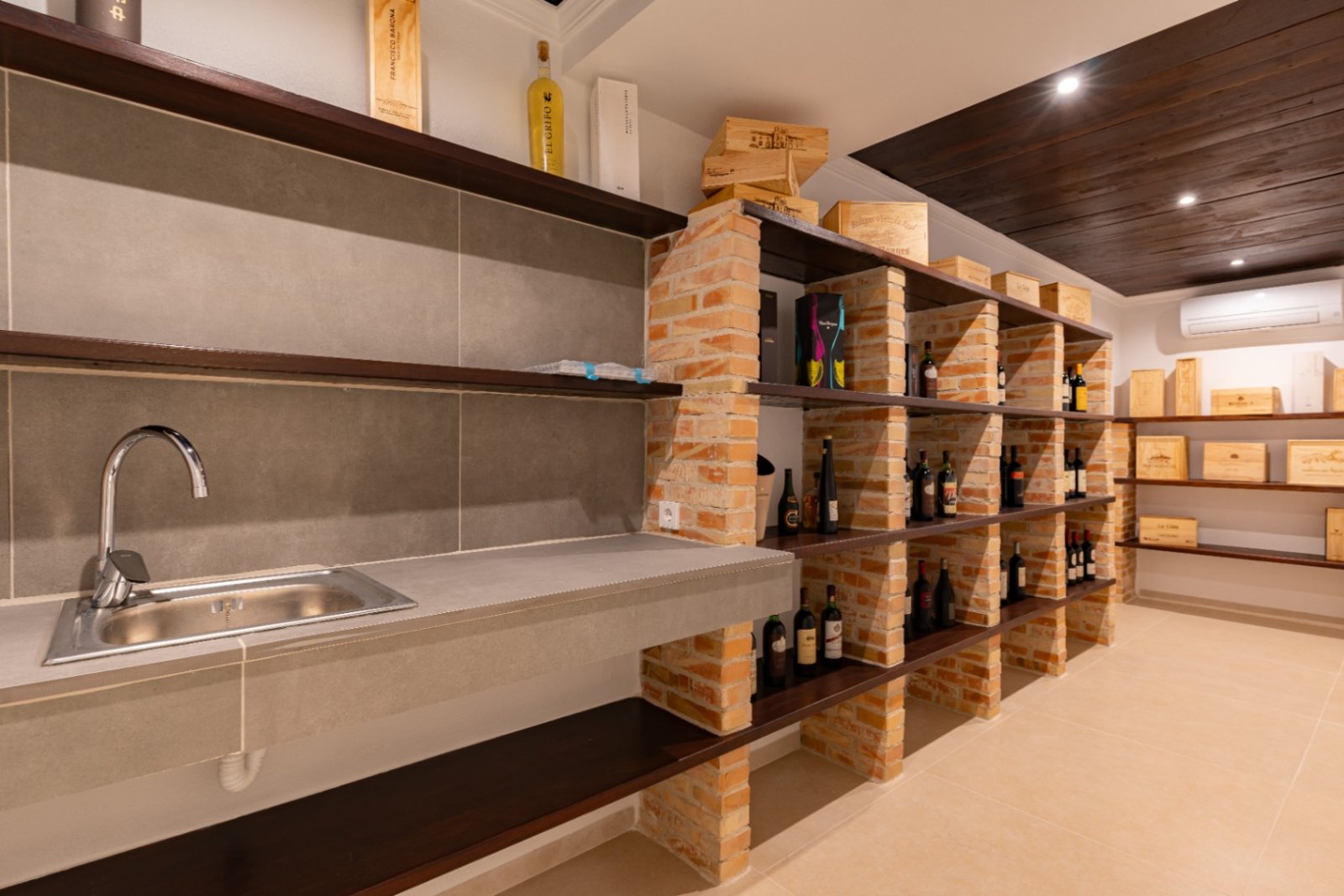 Exclusive wine cellar with brick charm - professional wine storage at the highest level! Exclusive wine cellar with brick charm - professional wine storage at the highest level!