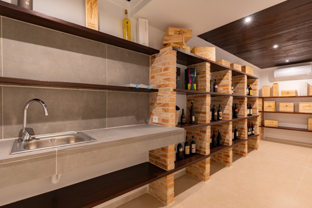 Exclusive wine cellar with brick charm - professional wine storage at the highest level! Exclusive wine cellar with brick charm - professional wine storage at the highest level!