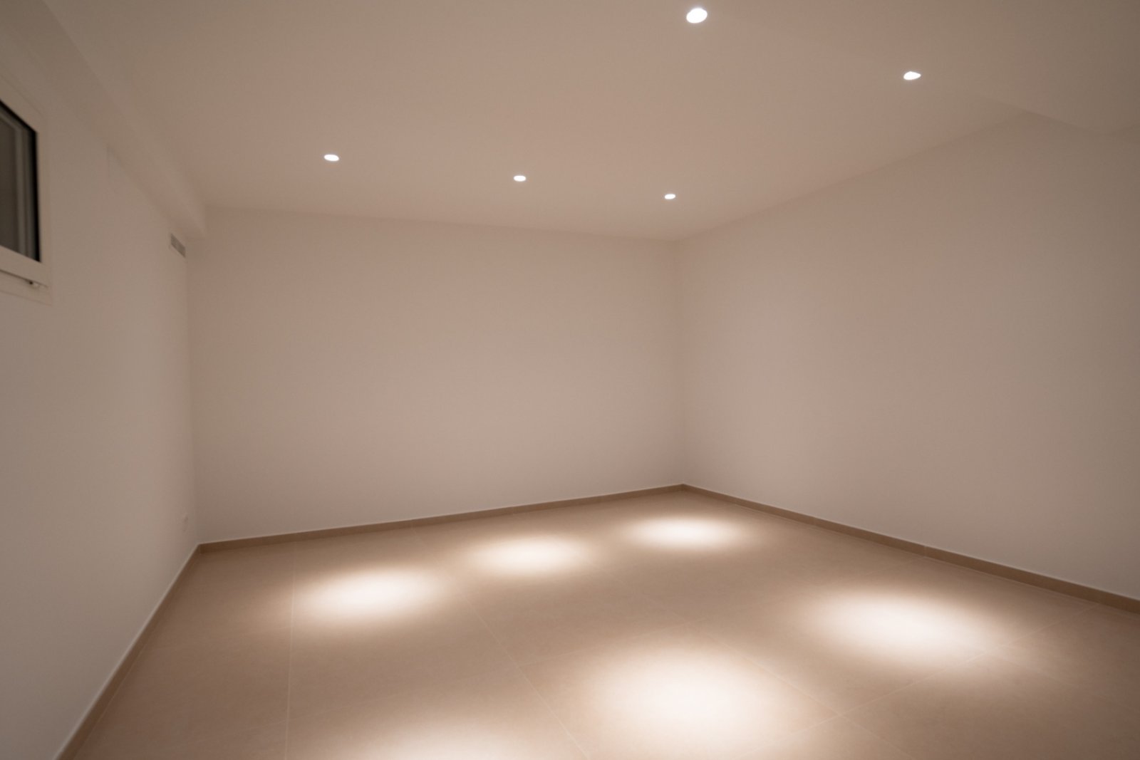 Bright multifunctional room with intelligent ceiling lighting – your potential awaits! Bright multifunctional room with intelligent ceiling lighting – your potential awaits!