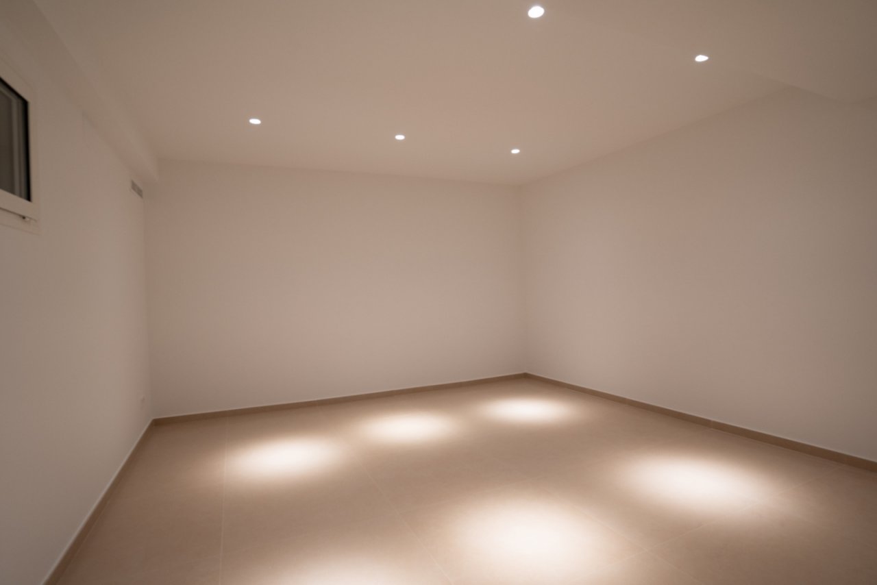 Bright multifunctional room with intelligent ceiling lighting – your potential awaits! Bright multifunctional room with intelligent ceiling lighting – your potential awaits!