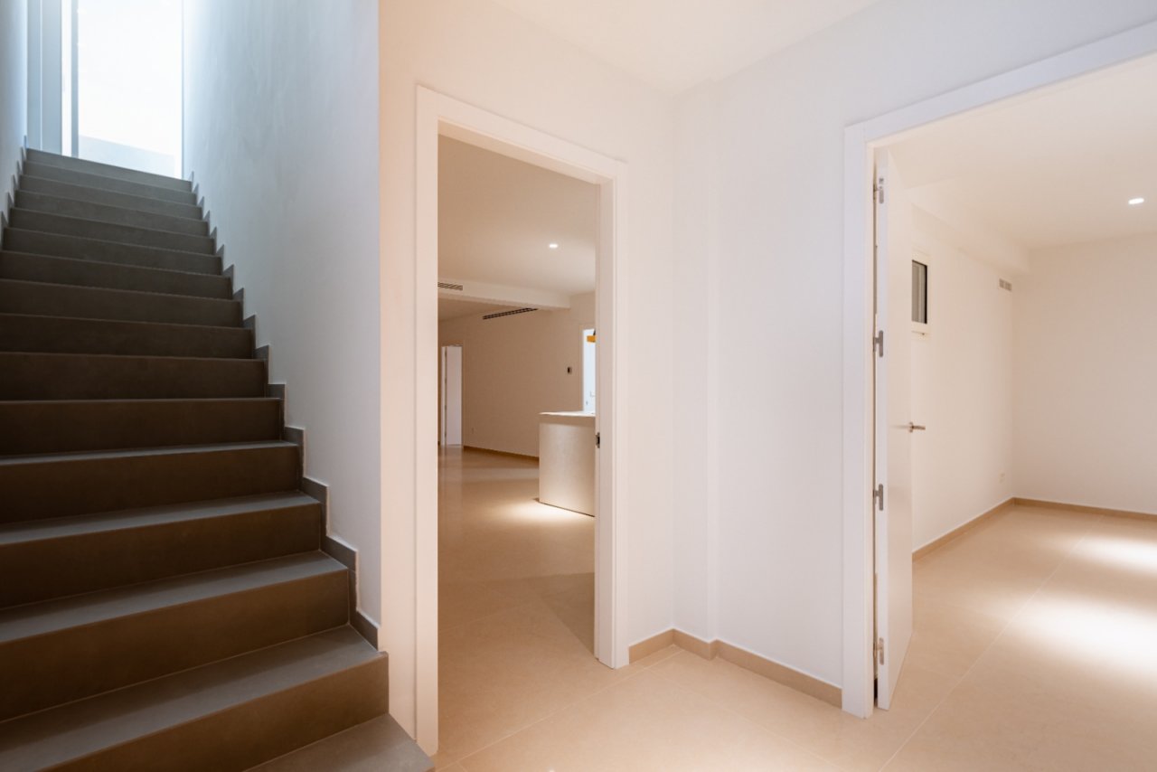 Brightly lit staircase with elegant layout - comfort on multiple levels! Brightly lit staircase with elegant layout - comfort on multiple levels!