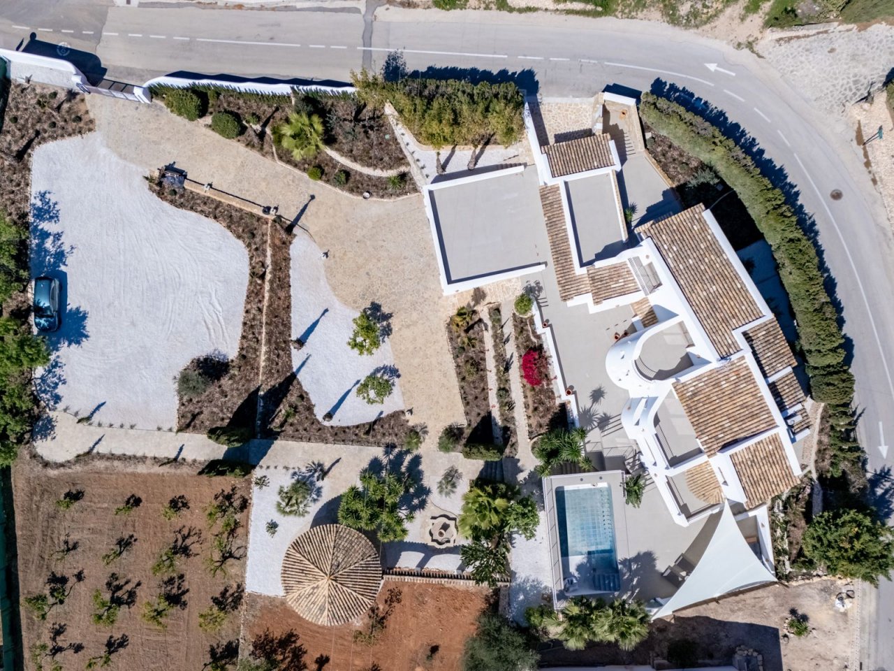 Architectural masterpiece: modern villa with thoughtful layout and harmonious landscape design Architectural masterpiece: modern villa with thoughtful layout and harmonious landscape design