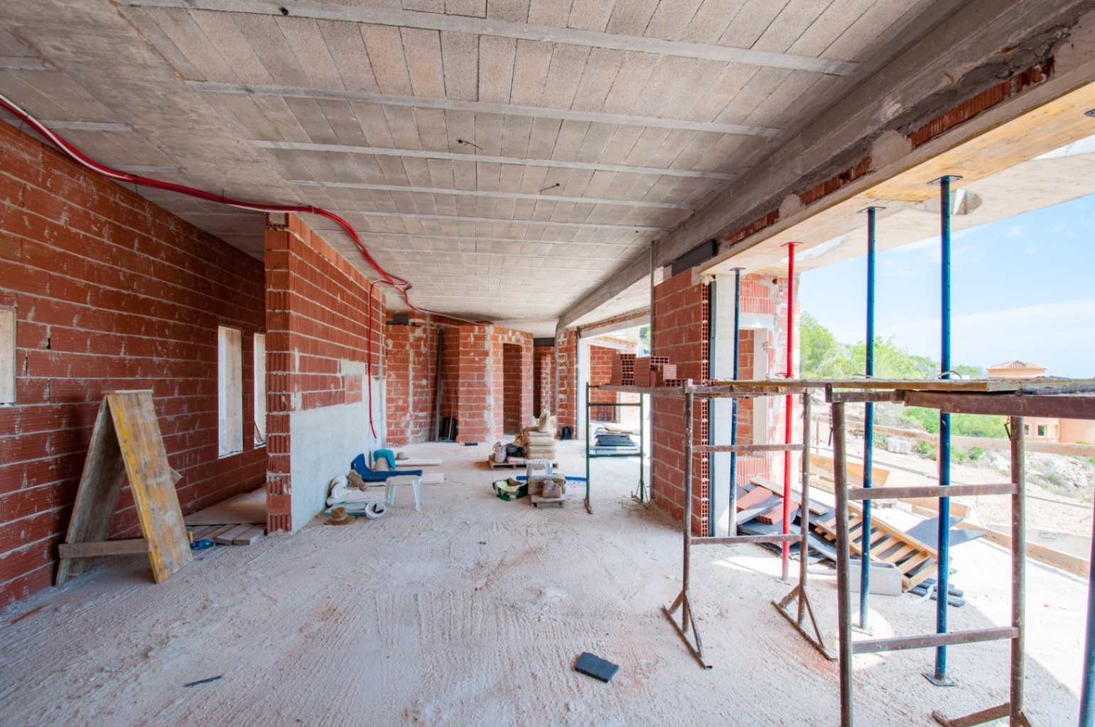 Shell with potential: Bright rooms and solid brick construction - your dream property in the making! Shell with potential: Bright rooms and solid brick construction - your dream property in the making!