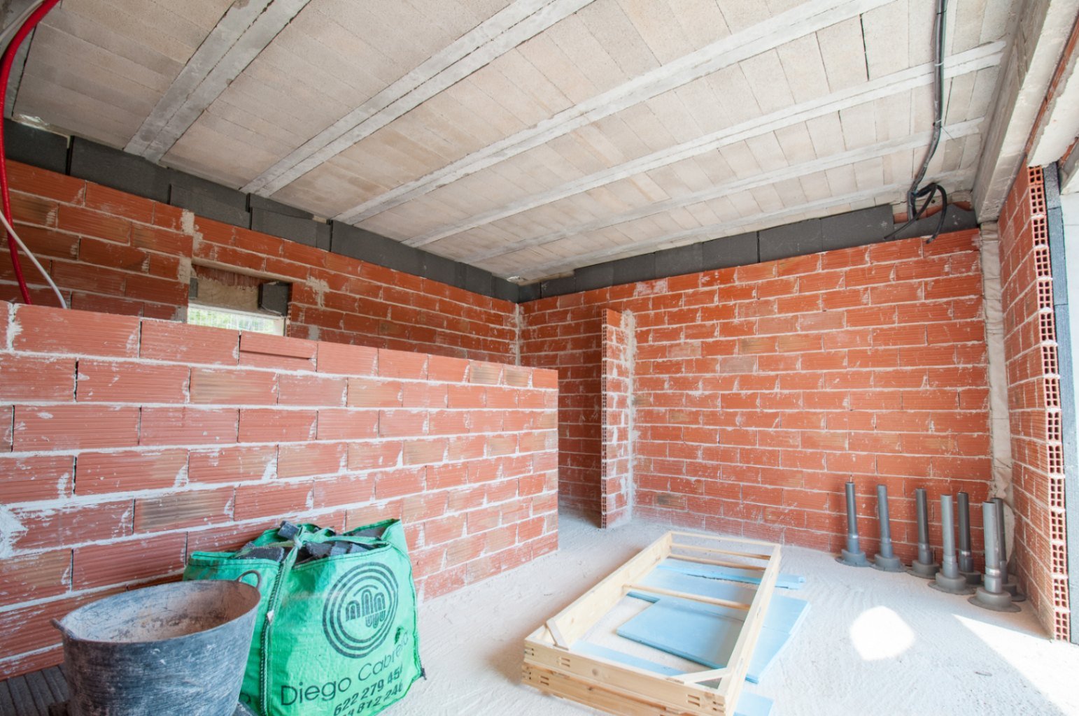 Shell with potential: Solidly built space with a vaulted ceiling and well-thought-out layout awaits your individual finishing ideas! Shell with potential: Solidly built space with a vaulted ceiling and well-thought-out layout awaits your individual finishing ideas!