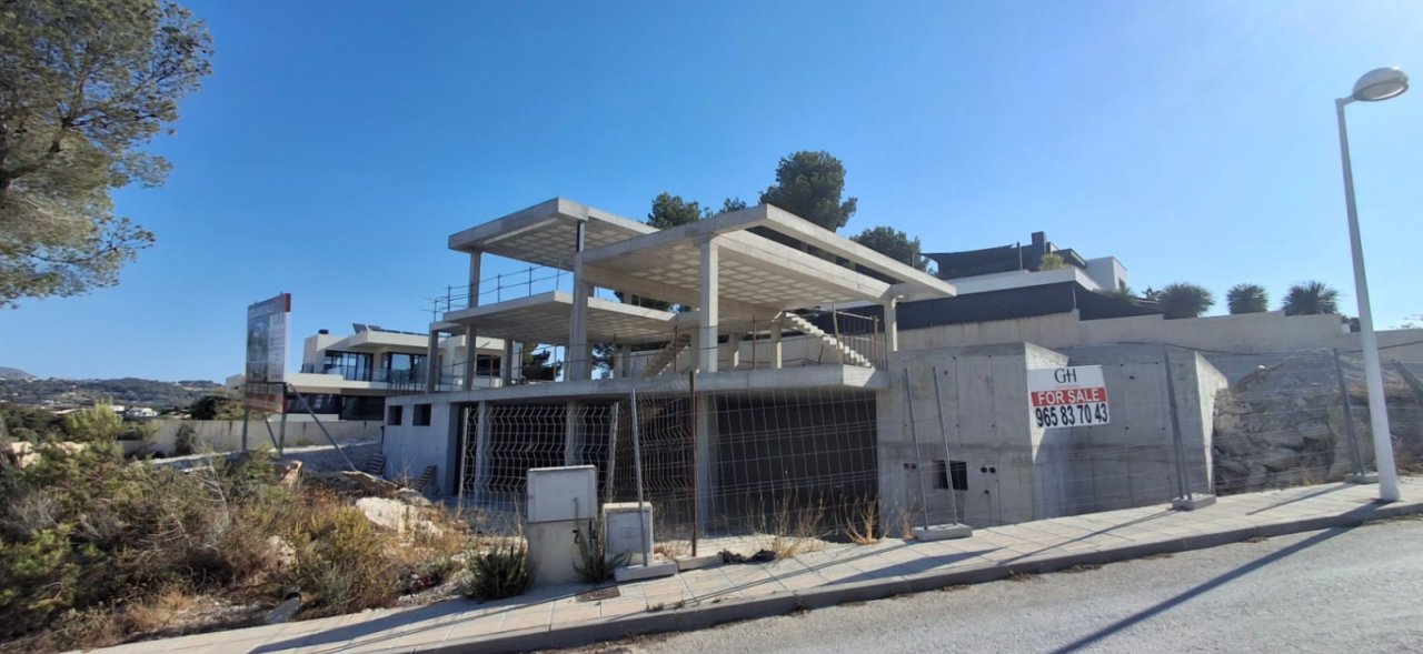 Exclusive architect's villa with panoramic terraces – shell construction with a view in a prime location! Exclusive architect's villa with panoramic terraces – shell construction with a view in a prime location!