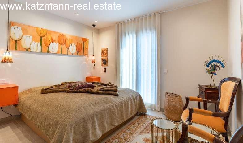 Brightly lit bedroom with floor-to-ceiling windows and elegant interior design – your retreat with a feel-good factor! Brightly lit bedroom with floor-to-ceiling windows and elegant interior design – your retreat with a feel-good factor!