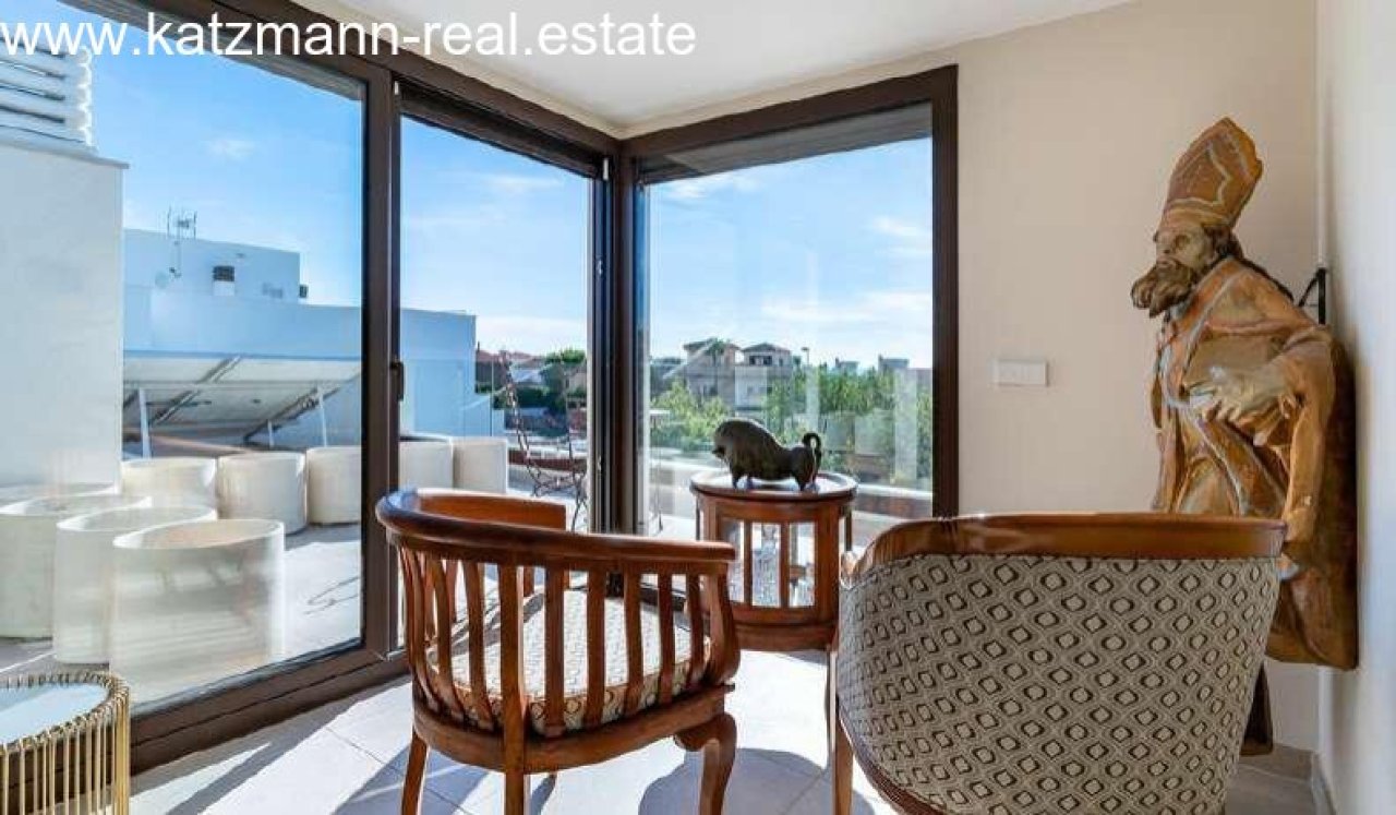 Brightly lit panoramic loggia with intelligent corner window solution and breathtaking distant view perspective Brightly lit panoramic loggia with intelligent corner window solution and breathtaking distant view perspective