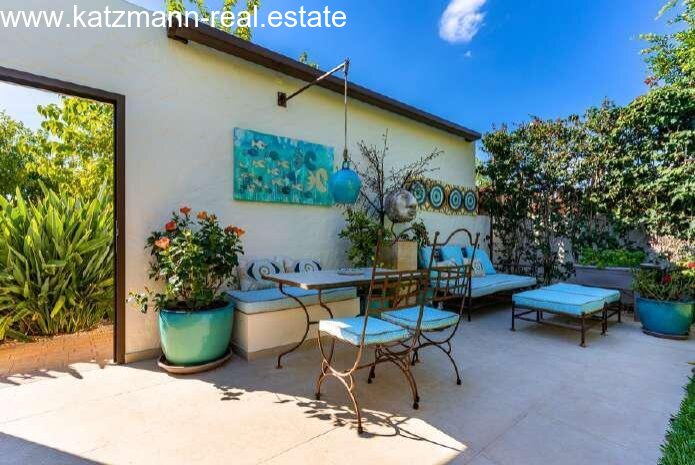 Mediterranean oasis: sun-drenched terrace with integrated seating area and harmonious garden connection Mediterranean oasis: sun-drenched terrace with integrated seating area and harmonious garden connection