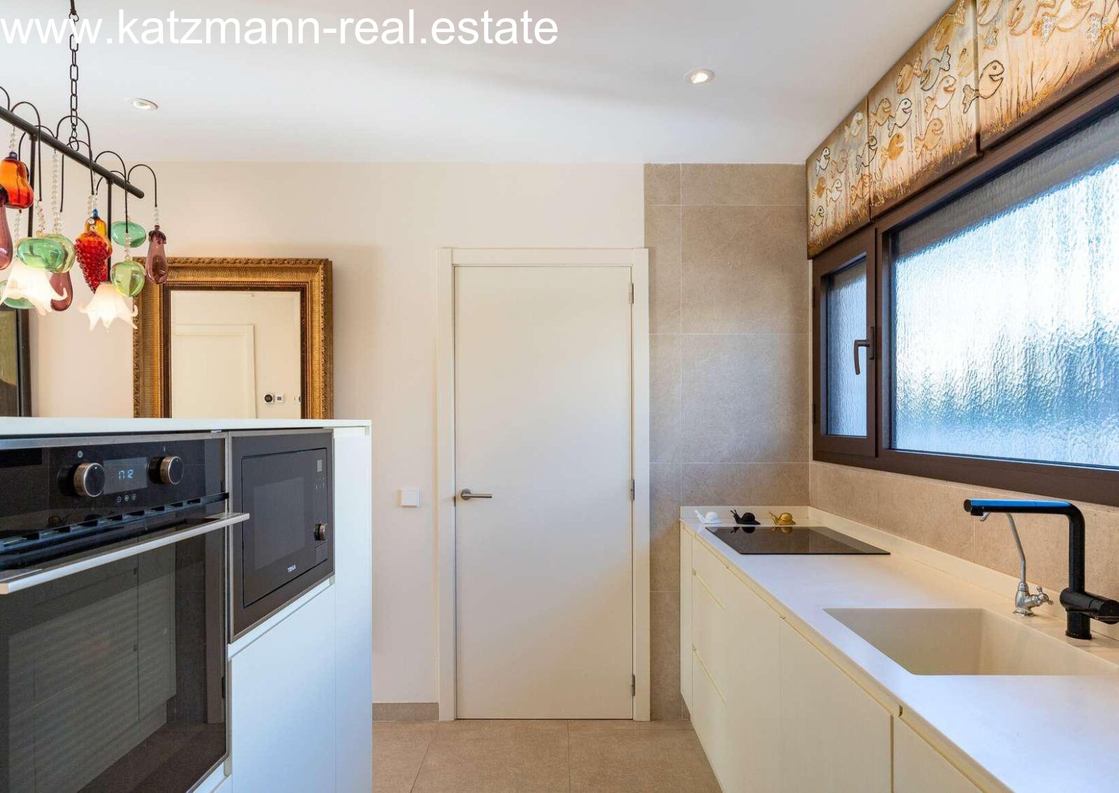 Modern designer kitchen with built-in appliances and clever layout – cooking at the highest level! Modern designer kitchen with built-in appliances and clever layout – cooking at the highest level!