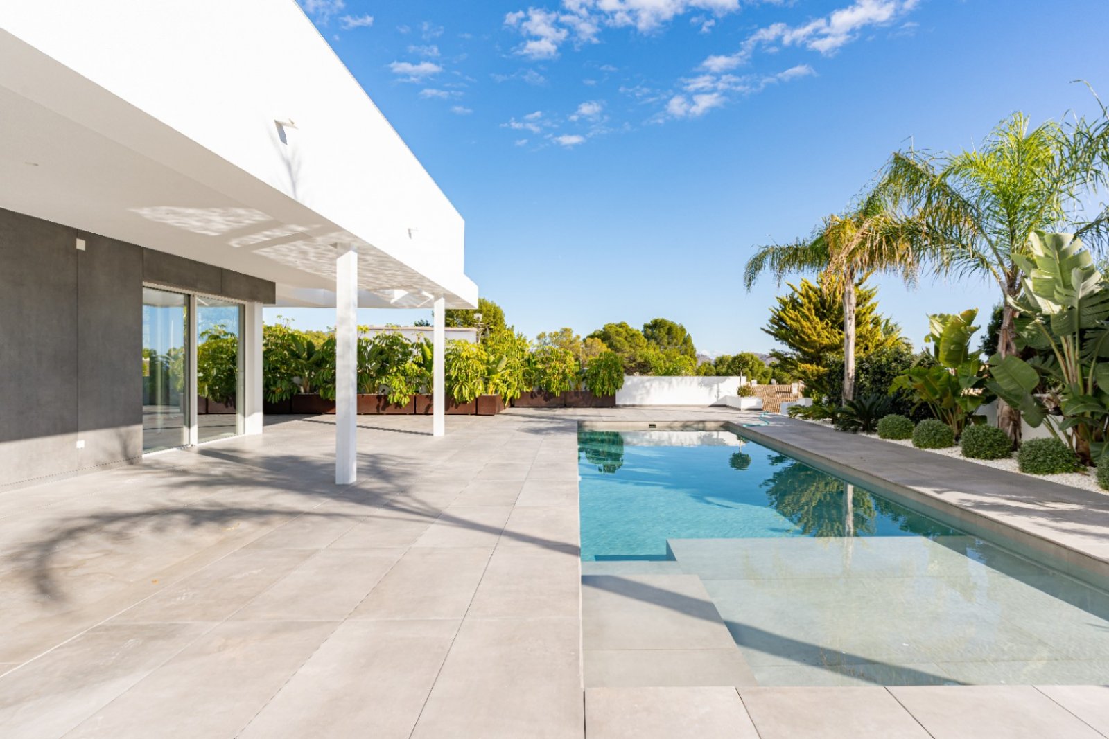 Moderna villa de nueva construcción en Moraira con vistas parciales al mar, lujo, privacidad y confort en la exclusiva Costa Blanca.
Amplio salón l...