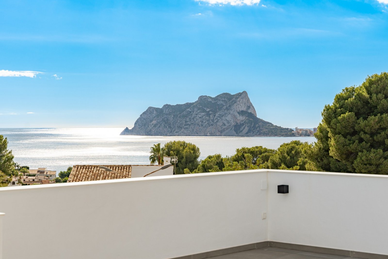 Moderna villa de nueva construcción en Moraira con vistas parciales al mar, lujo, privacidad y confort en la exclusiva Costa Blanca.
Amplio salón l...