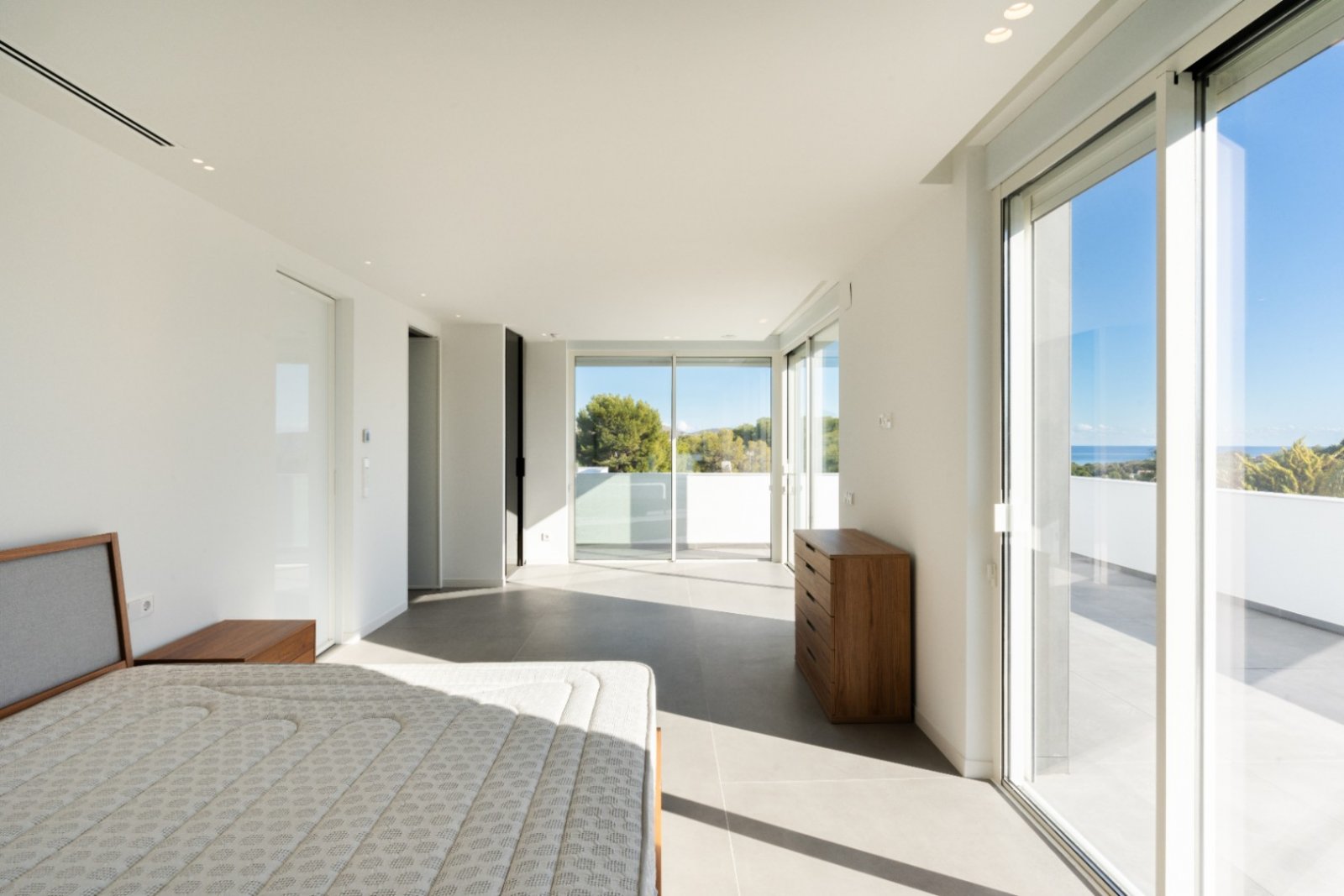 Moderna villa de nueva construcción en Moraira con vistas parciales al mar, lujo, privacidad y confort en la exclusiva Costa Blanca.
Amplio salón l...