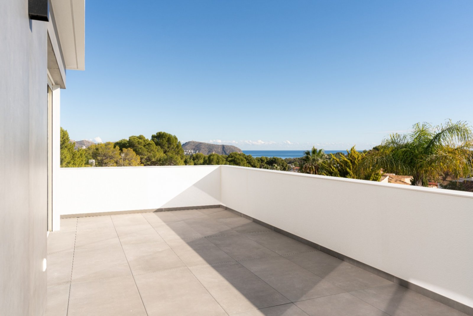 Moderna villa de nueva construcción en Moraira con vistas parciales al mar, lujo, privacidad y confort en la exclusiva Costa Blanca.
Amplio salón l...