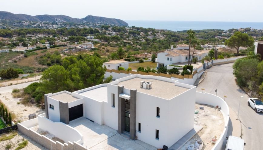 Descripción de la PropiedadBienvenido a este encantador chalet moderno lista para entrar situado en la codiciada zona de Benimeit, en Moraira, Alic...