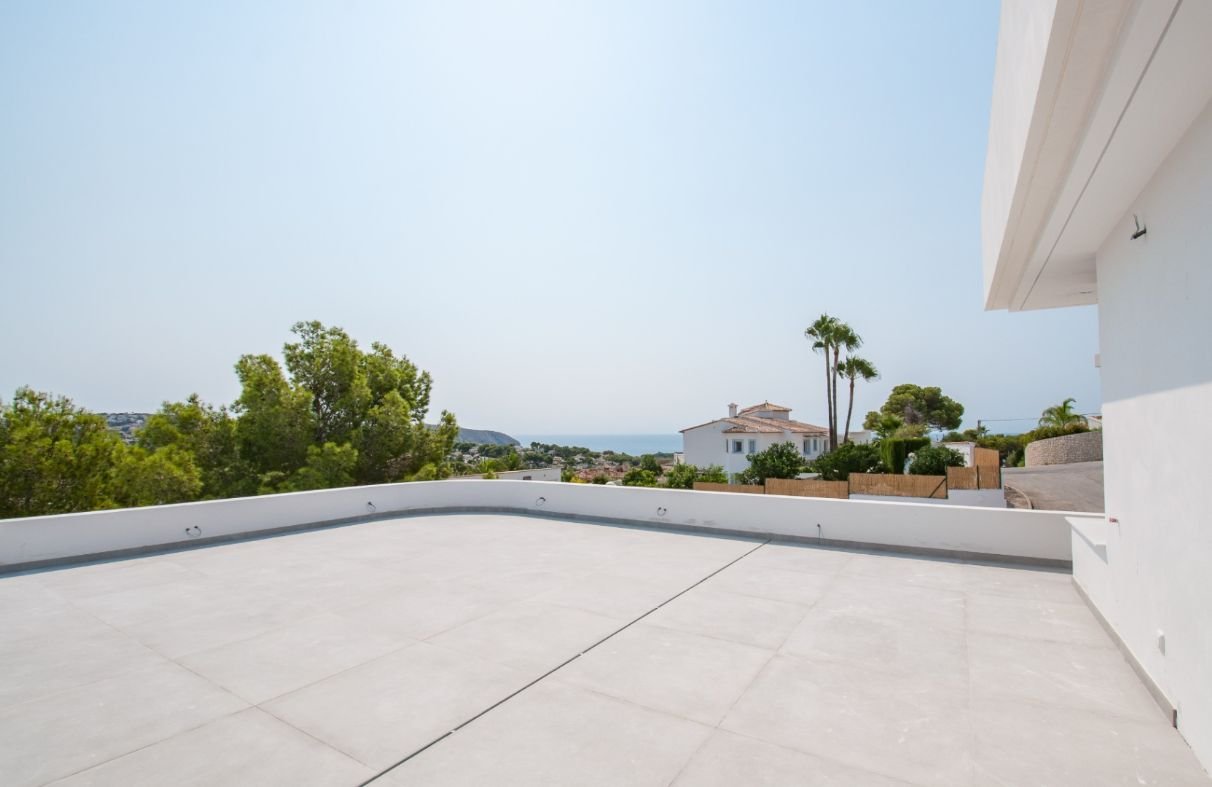 Descripción de la PropiedadBienvenido a este encantador chalet moderno lista para entrar situado en la codiciada zona de Benimeit, en Moraira, Alic...