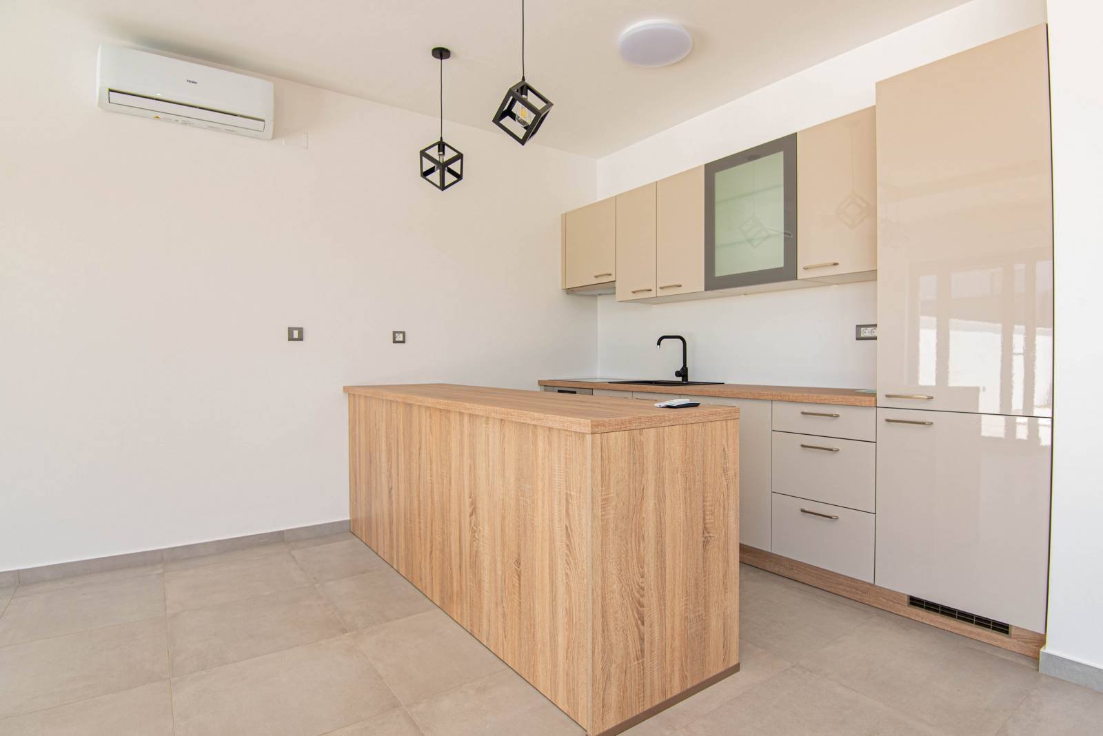 564965 - Villa in Vodice