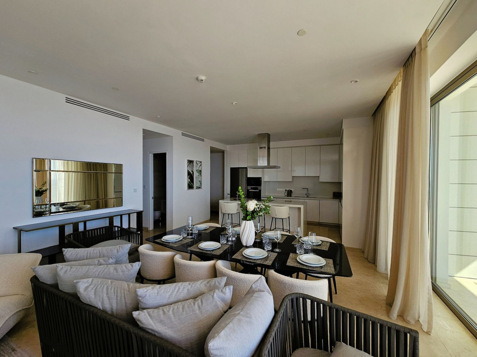 For Sale a 4 Bedroom on the ninth and tenth floor in a Luxury waterfront living is the new best residential address of Kato Paphos.
This unique One o