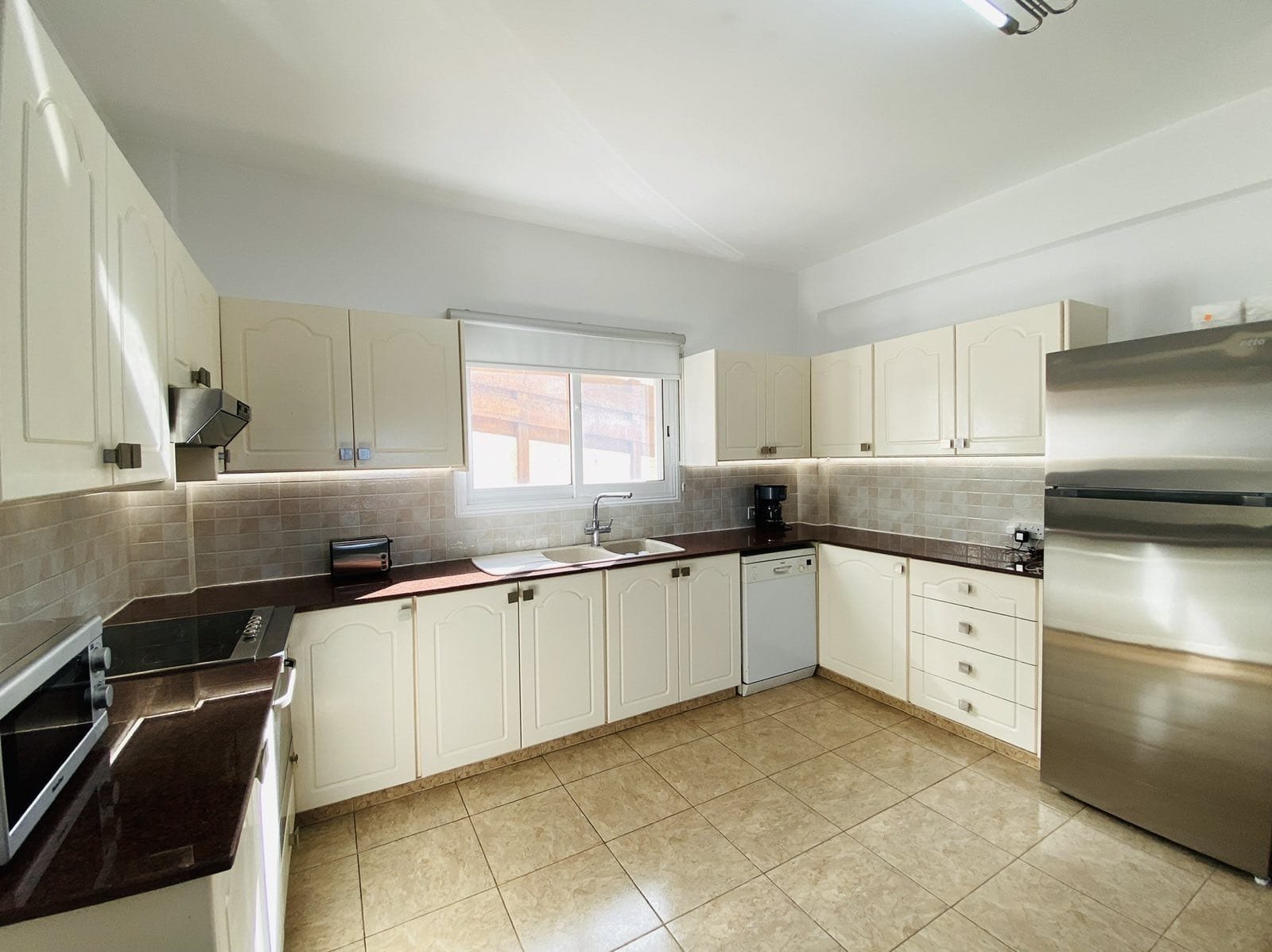 Resale 
This 5 bedroom villa is located in lower Chloraka -Pafos.
The entrance, dining room, 2 living rooms, kitchen, 2 bathrooms, kitchennete, & 1 